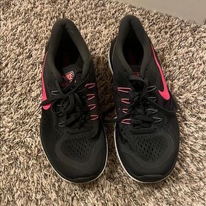 Nike Women's Black and Pink Sneakers